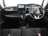 ◆視界広々で非常に運転しやすくロングドライブでも疲れを感じさせないすっきりとまとまったインパネ周りです。