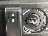 【キーレススタートシステム】カバンやポケットに入れたままでもドアの施錠・解錠が可能なスマートキーを装備。エンジンのオン・オフ時もカギを取り出す必要が無いからとっても便利です♪