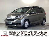ガソリン車のフリード Gホンダセンシングです。2列目キャプテンシート6人乗りのこの車両は、ホンダセンシングに加え、さらにLEDヘッドライトや、純正アルミホイール等を装備しています。