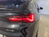 L字型リアコンビランプ:BMWの伝統的なデザインのひとつです。夜間でも誰が見てもBMWとわかる印象的なデザイン。
