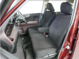運転席と助手席は足元が繋がっているので自由に行き来しやすいので駐車場が狭いときでも助手席側からスムーズに乗り降りできて便利!