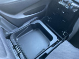 助手席シートの下に、取り外しができ便利な大容量の収納ボックスがあります。ドライブシューズやバッグの収納にも使えます。
