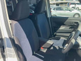 運転席まわりには十分なスペースがあり、大柄な方でもゆったり運転していただける環境です。