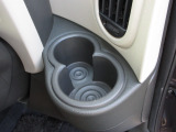 運転席と助手席にはドリンクホルダーがあります。取りやすい位置にありますからドライブも楽しくなりますね!