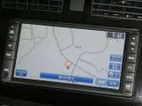 【7インチ純正ナビ】純正ナビを装備。タッチパネル式で使いやすく、詳細地図により目的地をピンポイントで設定できます。初めての道でも迷いにくく、ロングドライブも快適ですよ♪