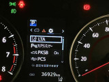 レーンディパーチャーアラートとは車線または走路からの逸脱の可能性を警告すると共に、車線または走路からの逸脱を避けるためのハンドル操作の一部を支援する機能です。詳細は販売店スタッフまでおたずねください。