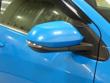 対向車や歩行者が認識しやすいサイドターンランプ付カラードドアミラー