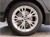 【BMWアロイホイル】軽量かつ強度に拘ったアロイホイル。走行性能ポテンシャルを引き出す設計。車の足元を引き締めてくれる大きなポイントはアロイホイルです。