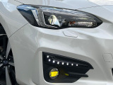 【LEDヘッドライト】悪天候や夜間走行時も良好な視界を確保し安心して運転できる高輝度LEDヘッドライトを装備!点灯速度が早く、消費電力も抑えられています。