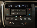 オートエアコンは左右席で独立温度コントロールが可能です。運転席はキンキンに冷やして助手席はマイルドにと言った設定が可能です☆暑さ寒さでケンカすることもなくなりますね♪