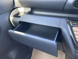 ダッシュボード助手席側上部にインストアッパーボックスがあり、収納に便利です。