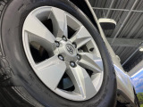 【純正17インチアルミホイール】外観にマッチした純正アルミホイールを装着しております。各種社外アルミホイールや、スタッドレスタイヤも取扱いしております。是非ご相談ください♪
