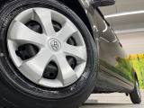 【純正ホイール】デザイン性の高い純正アルミホイールを装着しております。各種社外アルミホイールや、スタッドレスタイヤも取扱いしております。是非ご相談ください♪