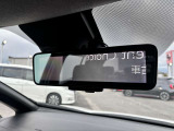インテリジェントルームミラーは車両後方の状況を映像で映し出してくれます!後席に人が乗っていて見づらい時や荷物で後ろが見えない時も安心です!