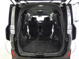 広いラッゲージスペースです。セカンド・サードシートのシートアレンジ次第で大きな荷物も積めちゃいますよ。