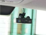この車にはリアにもドライブレコーダーを装備しております◆映像・音声などを記録する自動車用の装置です。 もしもの事故の際の記録はもちろん、旅行の際の思い出としてドライブの映像を楽しむことができます。