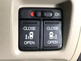 【両側パワースライドドア】両側がパワースライドドアになっており、運転席のスイッチやスマートキーでも開閉が可能です!開口部も広いので乗り降りも楽々♪