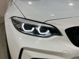 LEDヘッドライト 先進のLEDテクノロジーを採用。キセノンライトを上回るコントラストで明るく輝きます。夜間や悪天候時の日中でも優れた視野性を発揮し安全性と快適性を高めます。