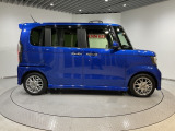 急ハンドル時に起こる横滑りを抑制し、車の姿勢を図るVSA機能を搭載。