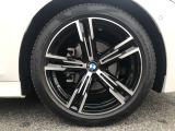 【BMWアロイホイル】軽量かつ強度に拘ったアロイホイル。走行性能ポテンシャルを引き出す設計。車の足元を引き締めてくれる大きなポイントはアロイホイルです。