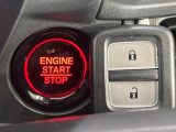 【Hondaスマートキー】カバンやポケットに入れたままでもドアの施錠・解錠が可能なスマートキーを装備。エンジンのオン・オフ時もカギを取り出す必要が無いからとっても便利です♪