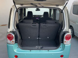 バックドアは大きく開きます。定員乗車時でも十分広いラゲッジスペースを確保しています。