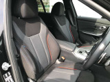 【コックピットシート】BMW車の主役席。車体中央にくる様に配置し車両重心とが一致する事でドライバーと車との一体感あるドライビングを実現。人間工学に基づき形成した形状が長時間のドライブ疲労も軽減します!