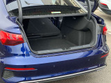 開口部が低く設定されているので、荷物の積み下ろしがスムーズに行えます。更に分割可倒式リアシートの採用でシートのバックレストを倒すと、大きく長い荷物も積み込めます。
