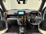 オレンジの差し色&カモフラージュ柄のシートが気分を高める運転席に加えてUV&IRカット機能付きフロントガラスの面積や位置取りが良く、高いアイポイントで前方・右前・左前方向の見通しがいいですよ!