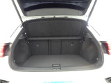 パワーバックドア付き。充分な容量を確保したトランクルームは、後席を倒せばさらに大きな荷物も収納可能です。