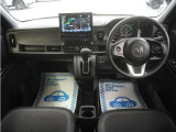 運転にかかわる様々な操作を安全に行えるように視点移動が少なく、操作性に配慮されたスイッチ類が凝縮されたコクピットです。