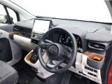 落ち着いた色合いで統一された室内。居心地の良い運転席がロングドライブをサポート。