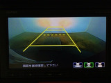 【バックカメラ】運転が苦手な方も車庫入れラクラクです!ギアをリバースに入れれば自動的に切り換わりますので、面倒な操作は不要です♪狭い駐車場もお車を傷つけず安心ですね!