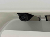 バックカメラ装備 ナビゲーション等を装着した場合には車両の前後左右に搭載した4つのカメラにより、車庫入れや狭い道でのすれ違いをしっかりサポートするパノラマモニター対応カメラが付いてます