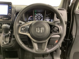 ハンドルにHondaセンシング系のクルーズコントロールやレーンキープアシストなどのスイッチと、オーディオの操作スイッチが装備されています。ハンドルから手を離さず安全に操作できます。