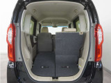 2列目シートは左右独立で倒すことができます。3人乗車状態でより多くの荷物を積むことができます。