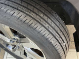 タイヤ残り溝もバッチリ!溝が少ないとスリップしたりブレーキ時の制動距離が長くなってしまいます。交換までまだまだ余裕があるのは経済的にも助かります。
