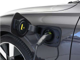 専用コードを接続するだけで簡単に充電が行えます。プラグインハイブリッドモデルT6 AWD PHEVは、走行中の充電のほか、自宅などに設置された充電機器からの充電が可能です。