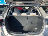 広々としたトランクスペースは6:4分割に倒せるシートで快適に、