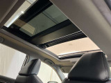【パノラマルーフ】装着です。ルーフ開口部は前席から後席上部まで広く、自然の採光性が得られます。明るく開放的で気持ち良くドライブできます♪山道では生い茂る木々からの木漏れ陽を感じ、自然と一体にながらドラ