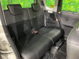 後部座席も気になるようなキズ・汚れやへたり等、大きなダメージはなく、良好な状態です。