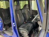 乗降がしやすい運転席。高さが調節できて小柄な方でも運転しやすいポジションをとることができます。