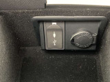 こちらのクルマはUSB接続コネクタも装備されています♪スマホの充電などにお使い下さい。ご旅行中での充電切れも、これなら心配いりませんね!