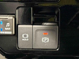 指先だけで簡単に操作が可能な電動パーキングブレーキを採用。「HOLD」スイッチを押すと、渋滞や信号待ちなどでブレーキペダルから足を離しても、ブレーキを保持するので安心です