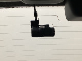 後方にもドライブレコーダーのカメラが付いています。前後両方でお車の周りを監視・記録いたします。