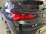 L字型リアコンビランプ:BMWの伝統的なデザインのひとつです。夜間でも誰が見てもBMWとわかる印象的なデザイン。
