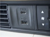 スマートフォンの充電等にも便利なUSB電源ソケット等も使いやすい場所に装備されています。