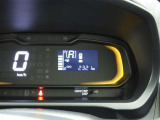 コーナーセンサー付きです。障害物に近づくと、表示や音声で知らせてくれる便利な機能です。車両感覚がつかみ易くなるので、オススメの装備です。