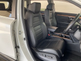 フロントシートは肘掛けとシートヒーター装備の電動パワーシートで、長時間でも快適ドライブ!本革仕様です