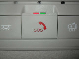 SOSコールは急病時やあおり運転被害などの危険を感じた時スイッチを押すと専門のオペレータに繋がって警察や消防への連携をサポートしてくれます。万が一の事故発生時にはエアバッグ展開と連動して自動通報します。
